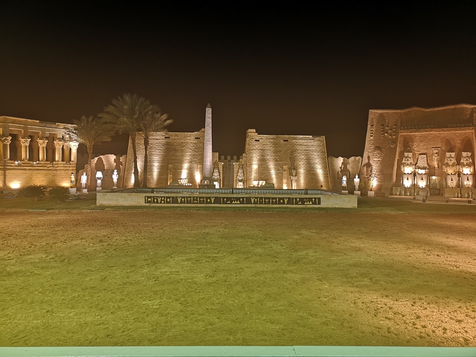 Temple de Louxor illuminé la nuit.
