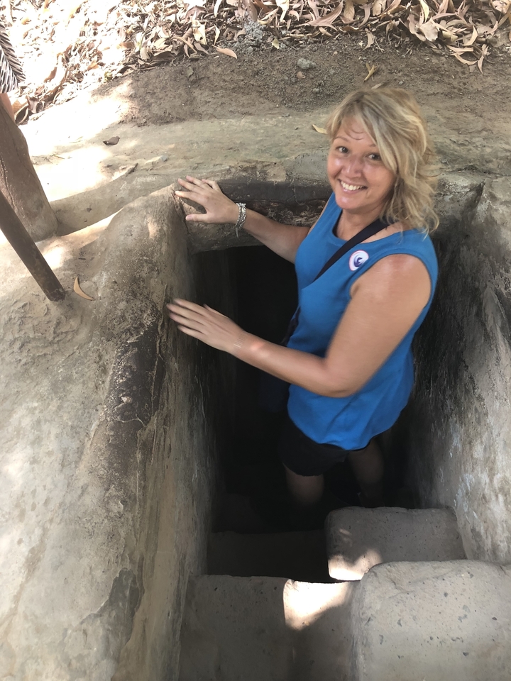 Une femme entrant dans un tunnel étroit.