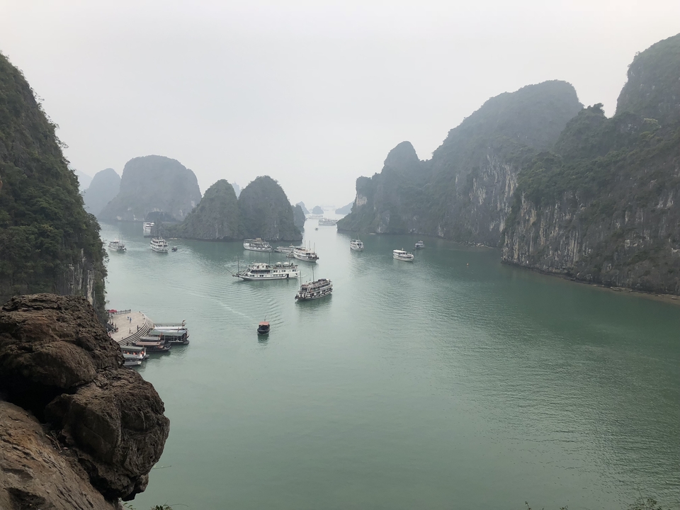 Une vue pittoresque de bateaux sur l'eau entourés de formations karstiques.