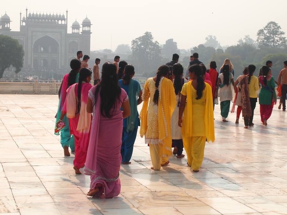 Des touristes se promenant vêtus de costumes traditionnels colorés.