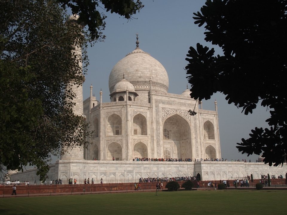 Le Taj Mahal à Agra avec des touristes en visite.