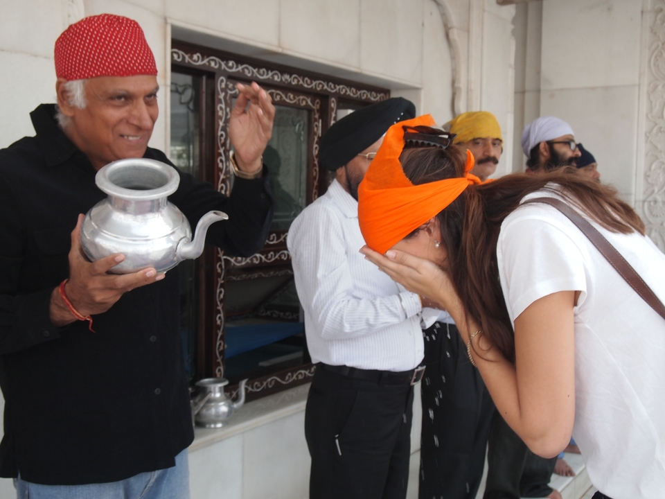 Des personnes portant des foulards participent à un rituel culturel.