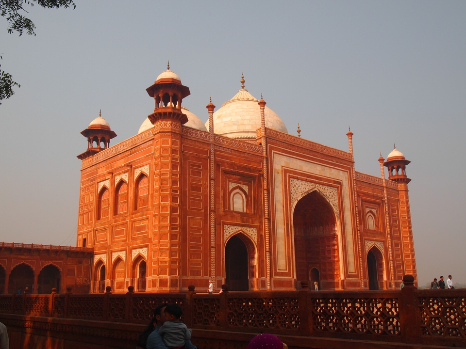 Bâtiment en grès rouge avec des dômes et des minarets.