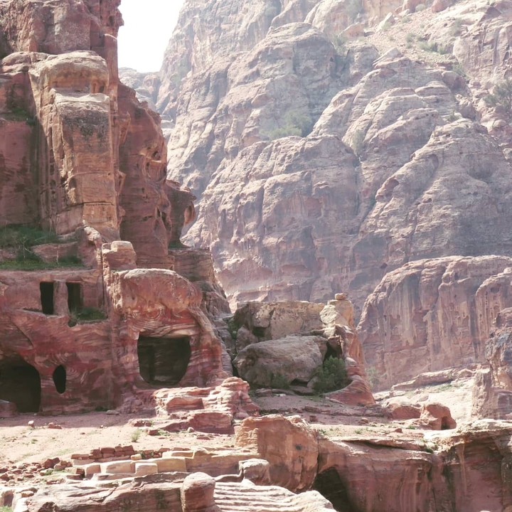 Canyon avec des formations rocheuses rouges.