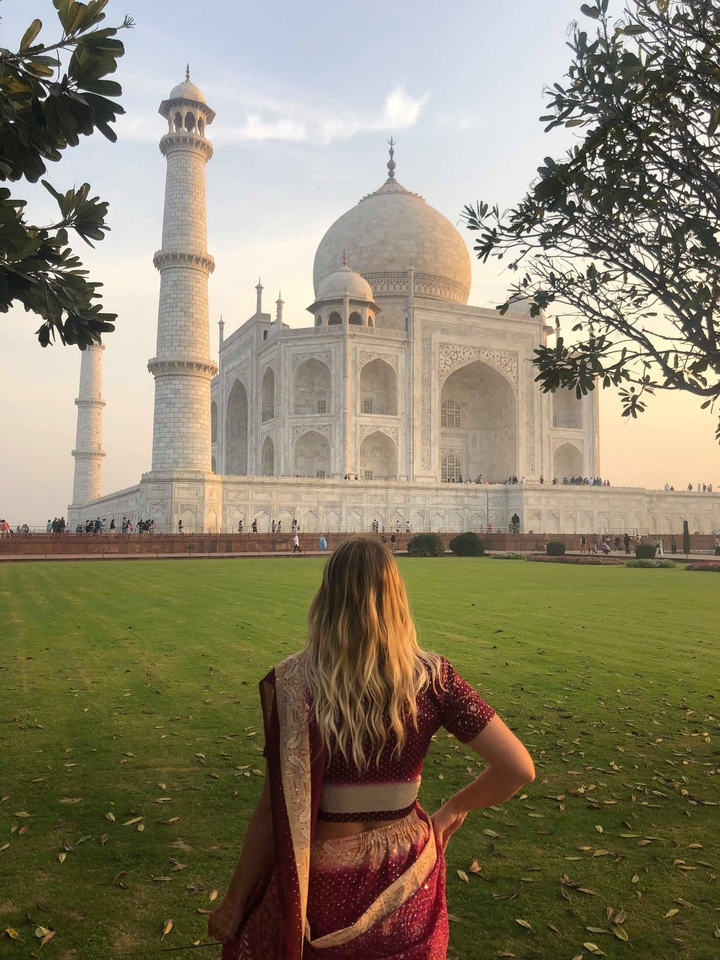 Vue de dos d'une personne face au Taj Mahal.
