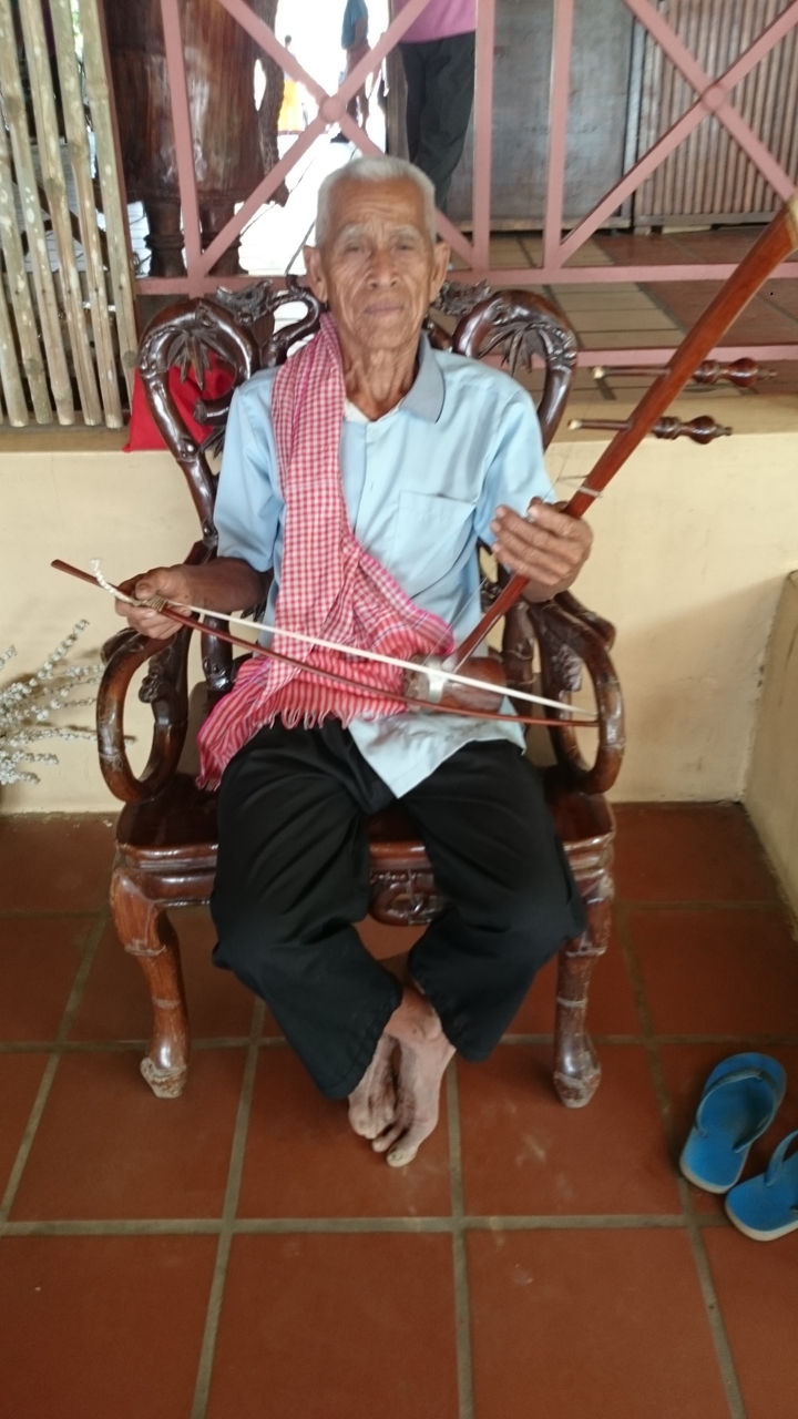 Personne à l'intérieur jouant d'un instrument de musique traditionnel.