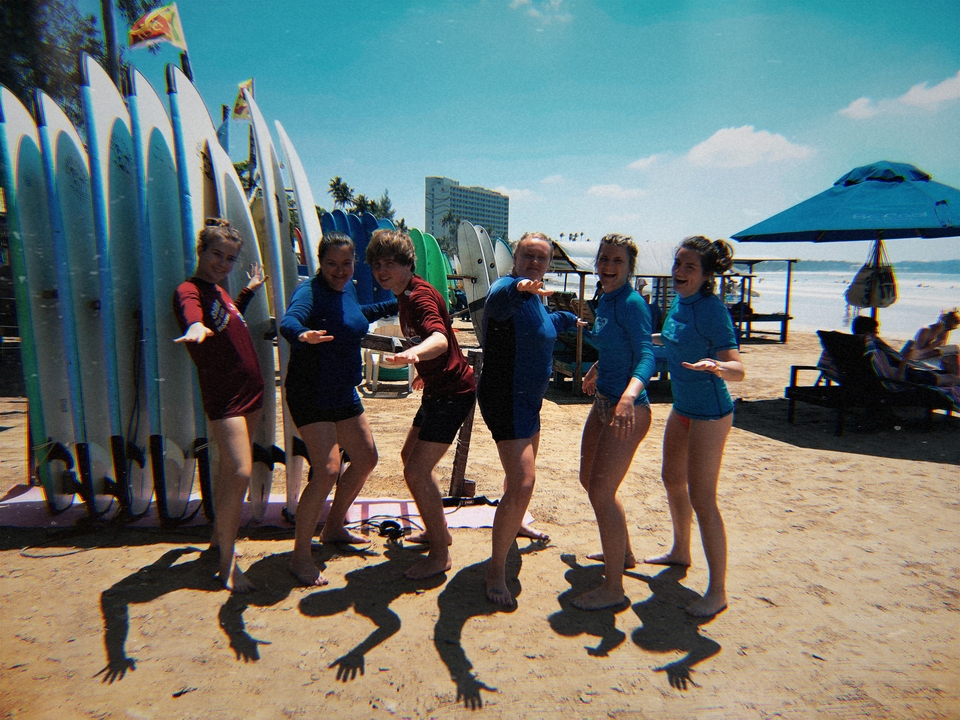 Groupe de personnes à une plage avec des planches de surf
