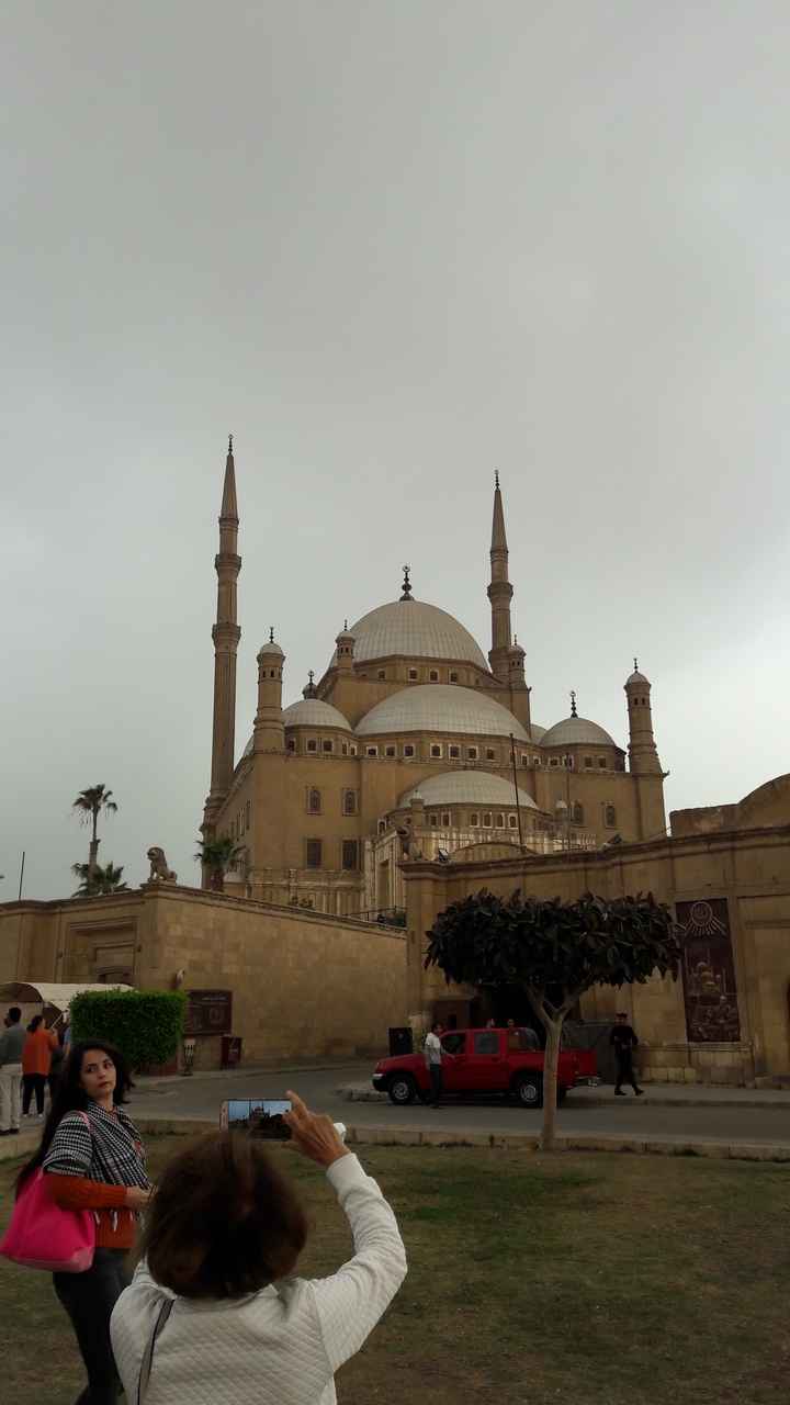 Mosquée historique avec plusieurs dômes et minarets.