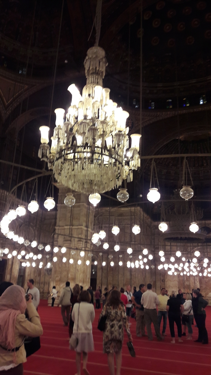 Lustre et éclairages à l'intérieur d'un bâtiment historique.