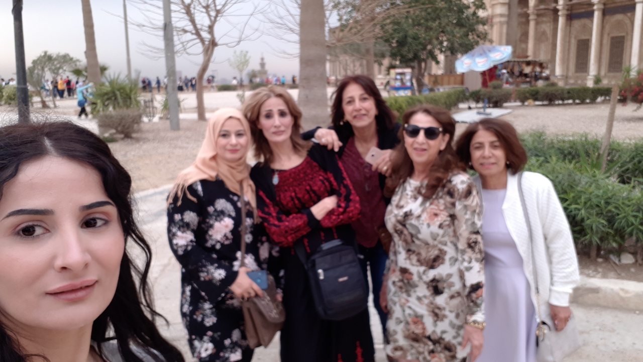Photo de groupe de femmes posant sur un site historique.