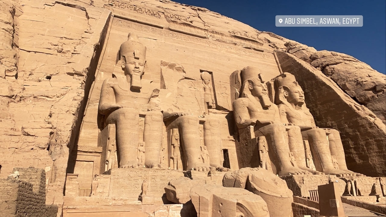 Statues taillées dans la roche à Abou Simbel avec texte en superposition.
