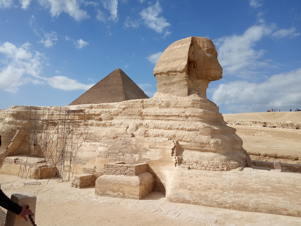 Le Sphinx et une pyramide à Gizeh, Égypte.