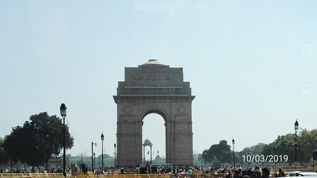 Monument India Gate avec des visiteurs alentour.