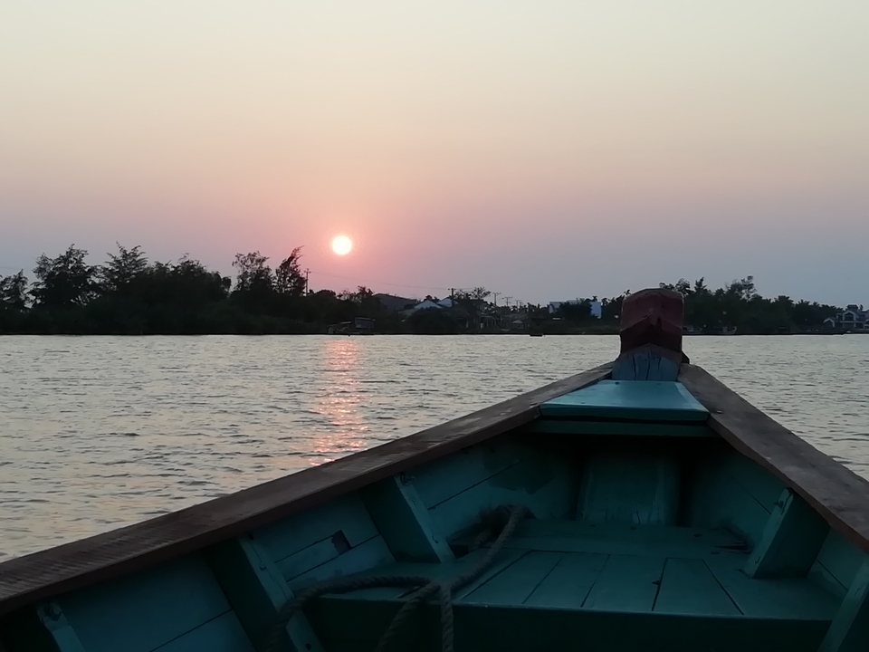 Vue du coucher de soleil depuis un bateau sur la rivière.