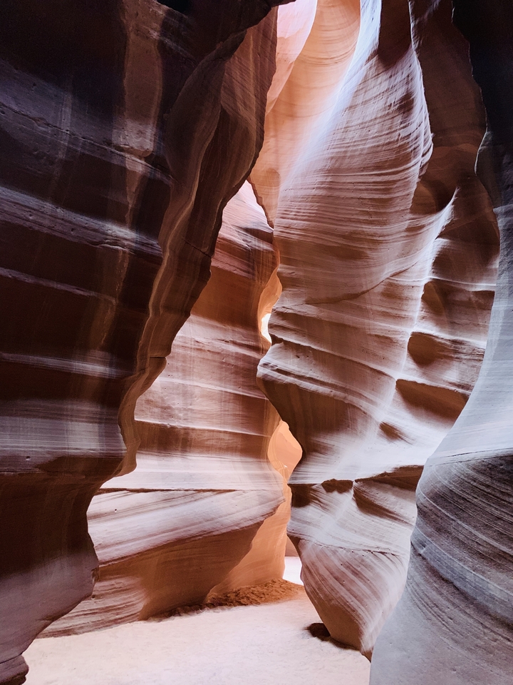 Parois de canyon colorées avec la lumière qui filtre à travers.