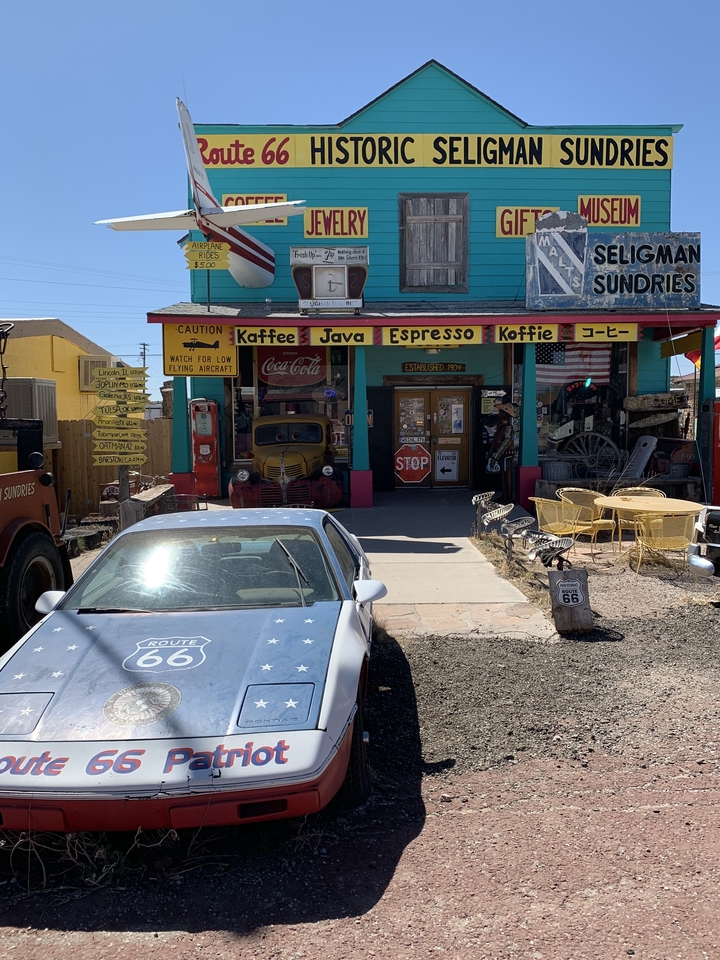 Magasin sur le thème de la Route 66 avec voiture vintage.