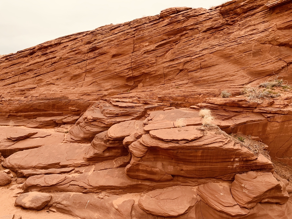Formations rocheuses rouges dans un environnement désertique.