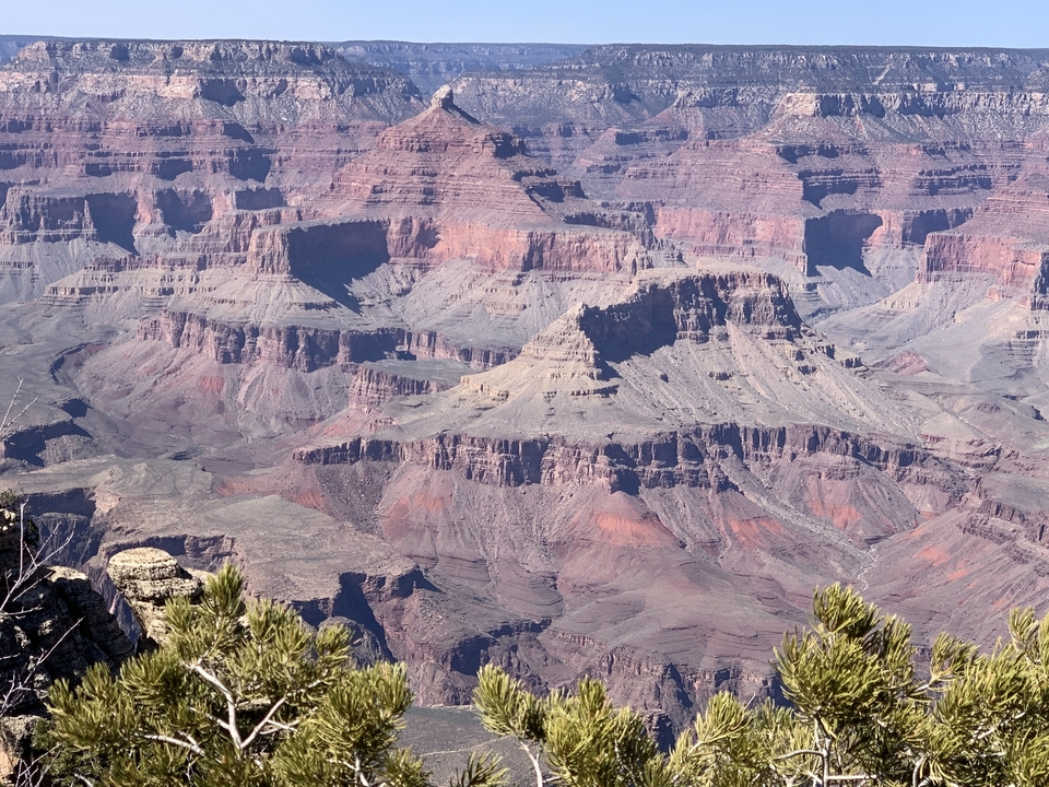 Vue expansive du Grand Canyon avec des formations rocheuses stratifiées.