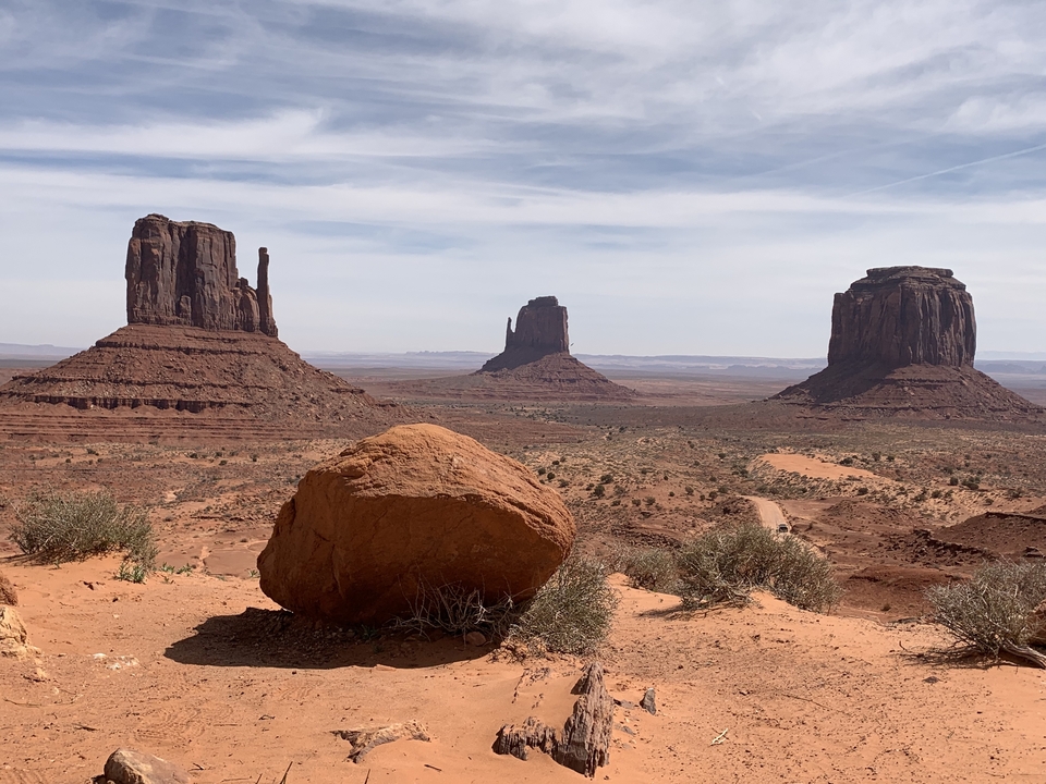Formations rocheuses emblématiques dans un paysage désertique.