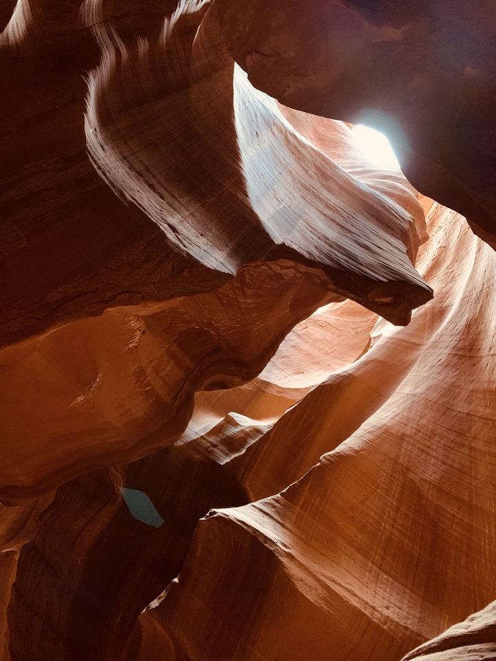 Étroit canyon en fente avec de la lumière qui filtre à travers.