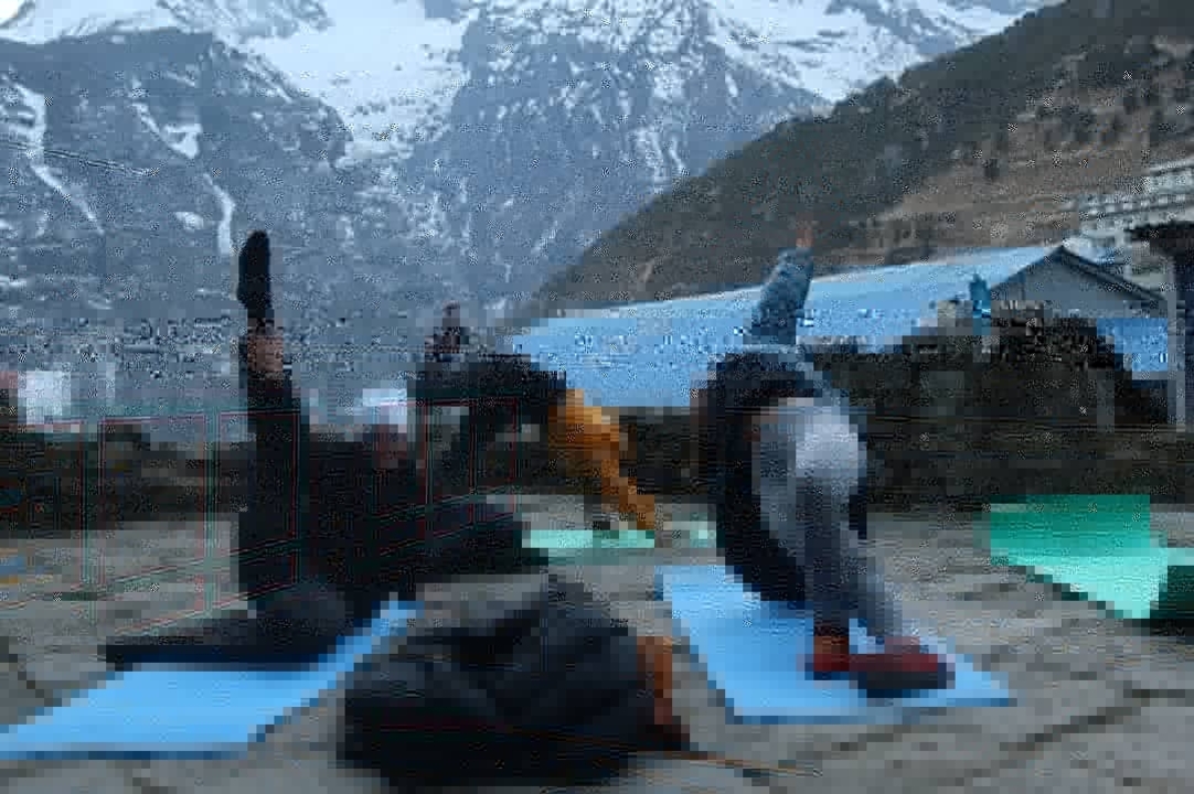 Des personnes floues faisant du yoga dans un cadre montagnard.