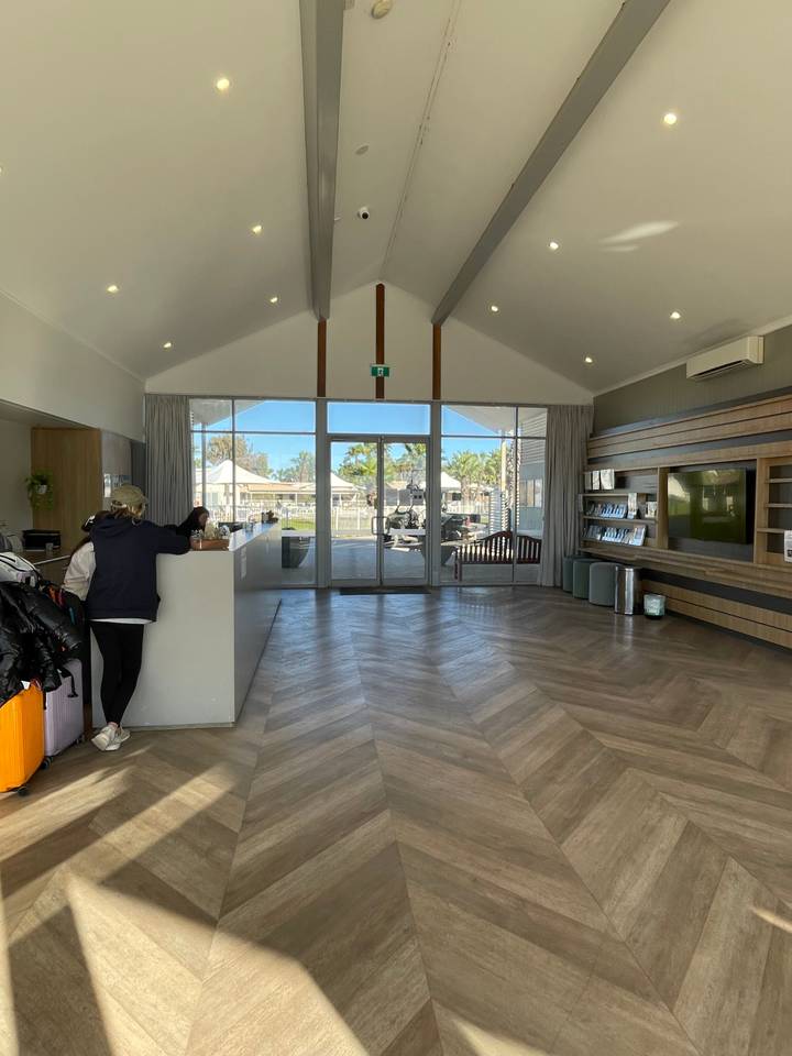 Intérieur d'un bâtiment avec une personne qui prend une photo.