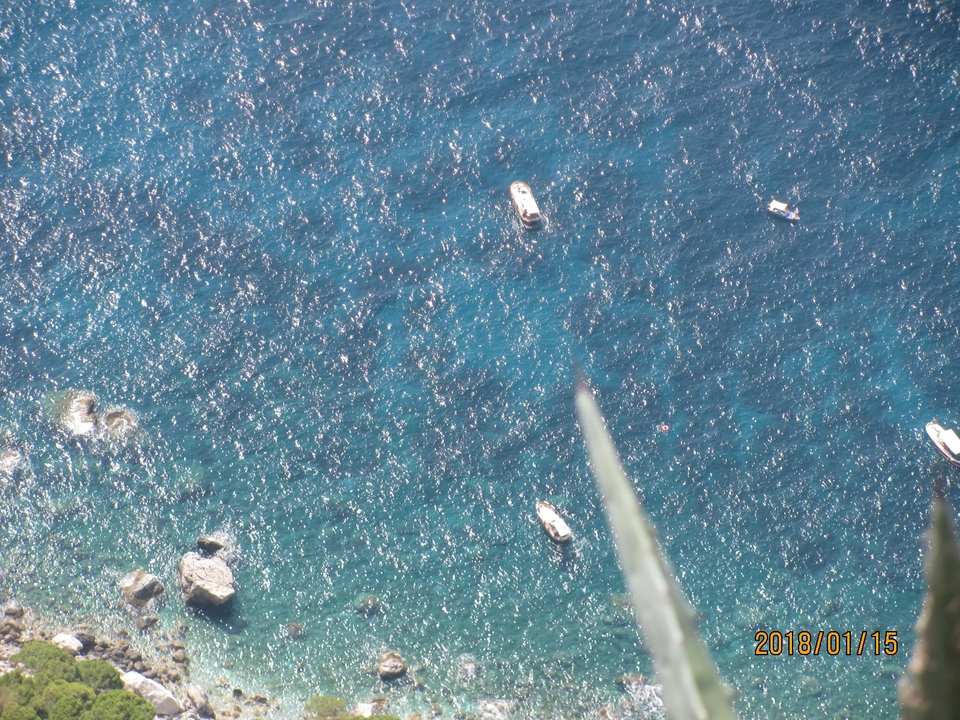 Vue aérienne d'une eau bleue claire avec des bateaux.