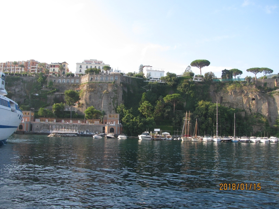 Littoral avec falaises et une ville au sommet.