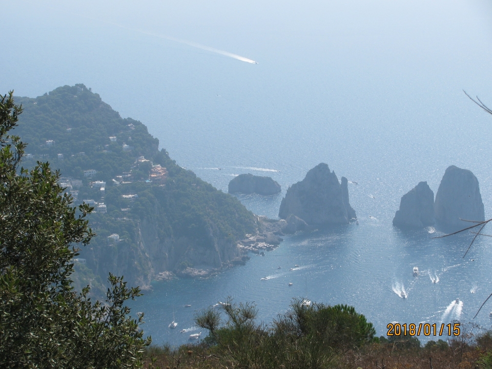 Vue sur l'océan et formations rocheuses.
