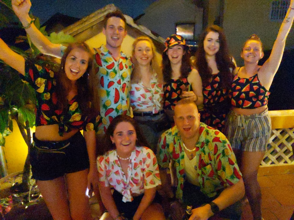 Groupe de personnes portant des vêtements colorés la nuit.