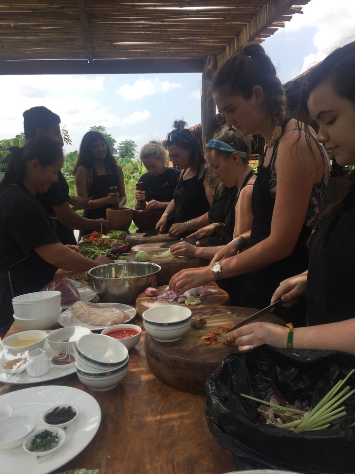 Groupe de personnes participant à un cours de cuisine.