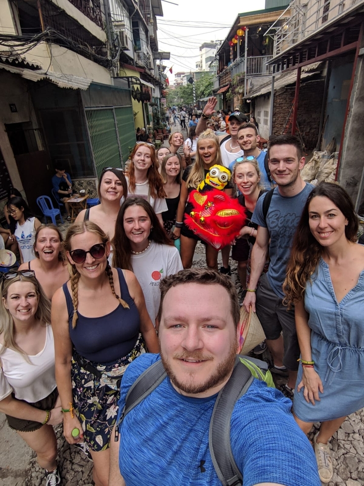 Des gens qui posent avec un jouet Minion.