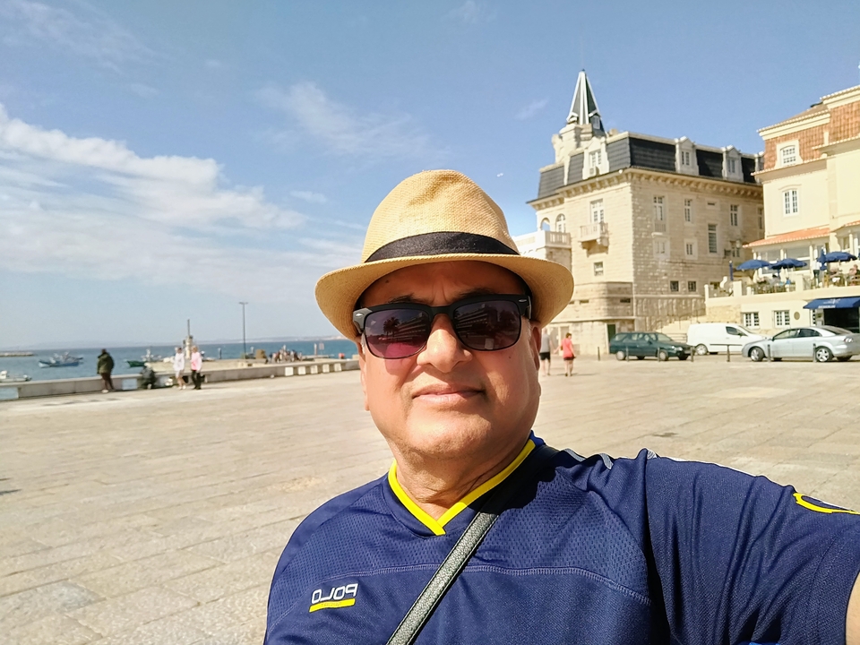 Homme prenant un selfie dans un lieu côtier.