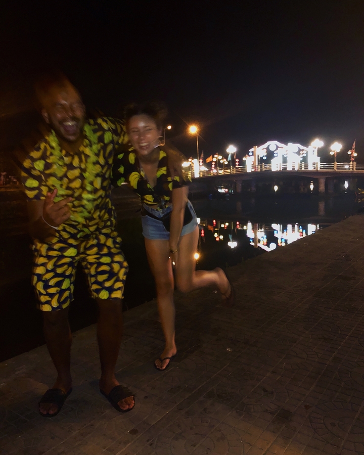 Deux personnes portant des tenues colorées la nuit.