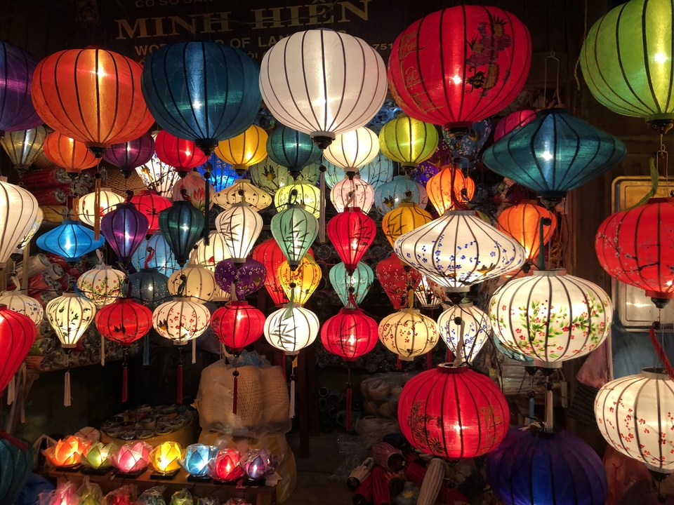 Des lanternes colorées exposées dans un magasin.