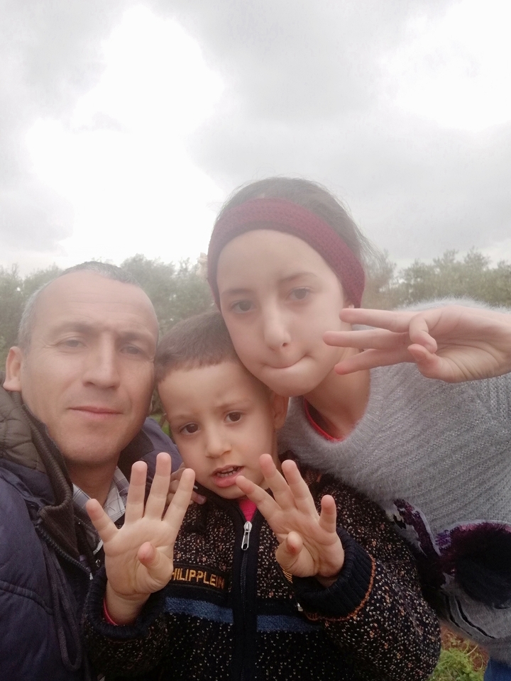 Gros plan d'une famille qui pose pour une photo.