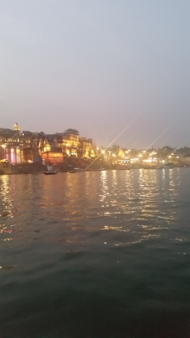 Image floue d'un paysage urbain au bord de la rivière la nuit.