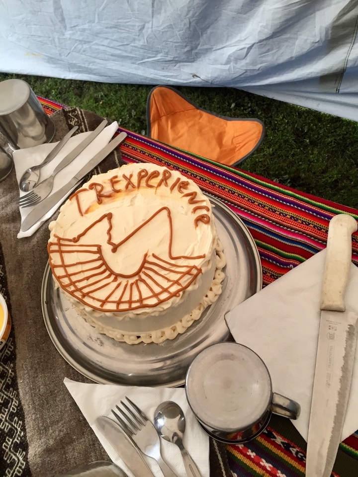 Gâteau décoratif avec un design sur le thème de la randonnée.