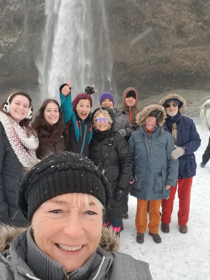 Groupe de personnes posant par temps neigeux