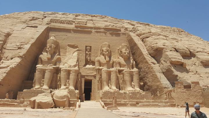 De grandes statues sculptées à Abou Simbel.