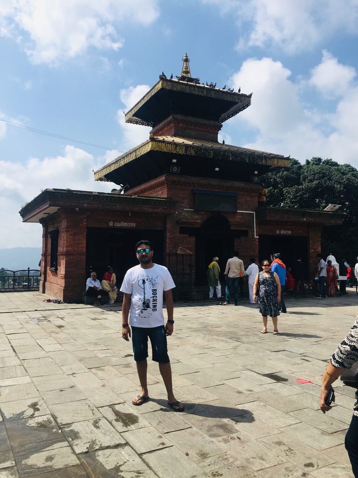 Des touristes devant un bâtiment traditionnel aux motifs complexes.
