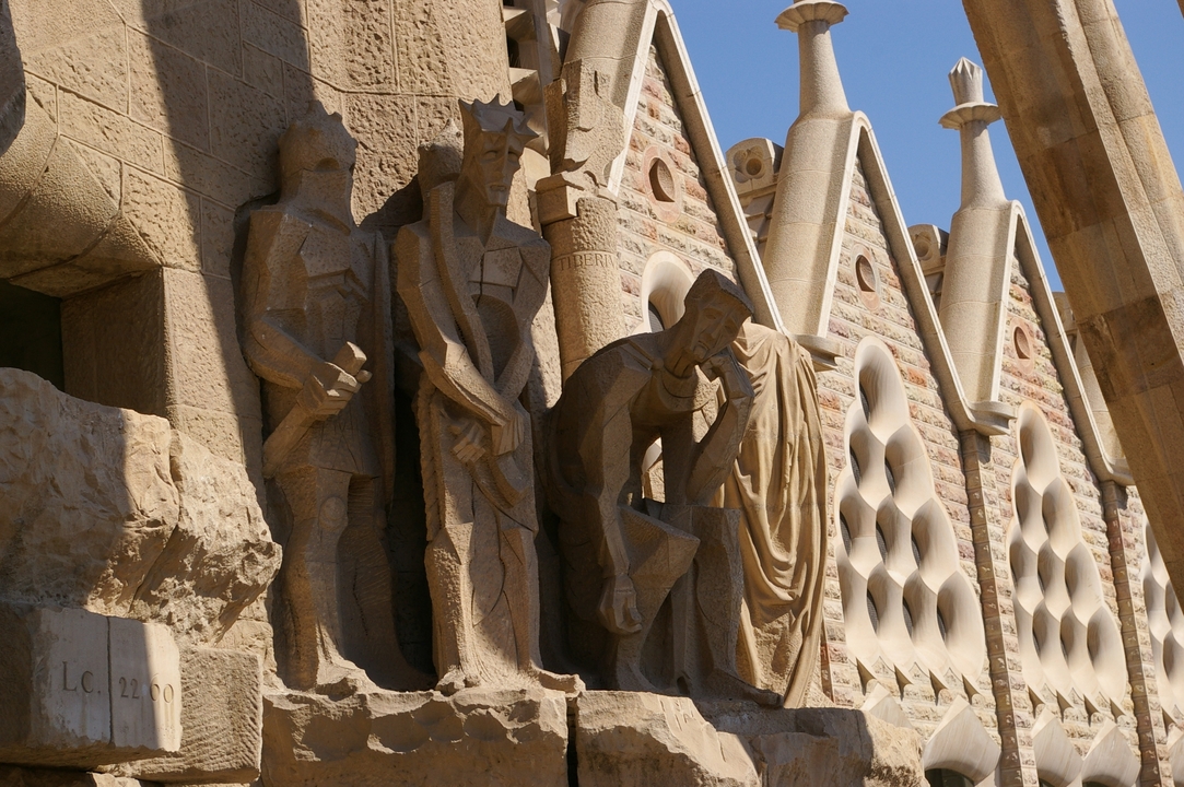 Sculptures en pierre sur la façade d'une cathédrale.