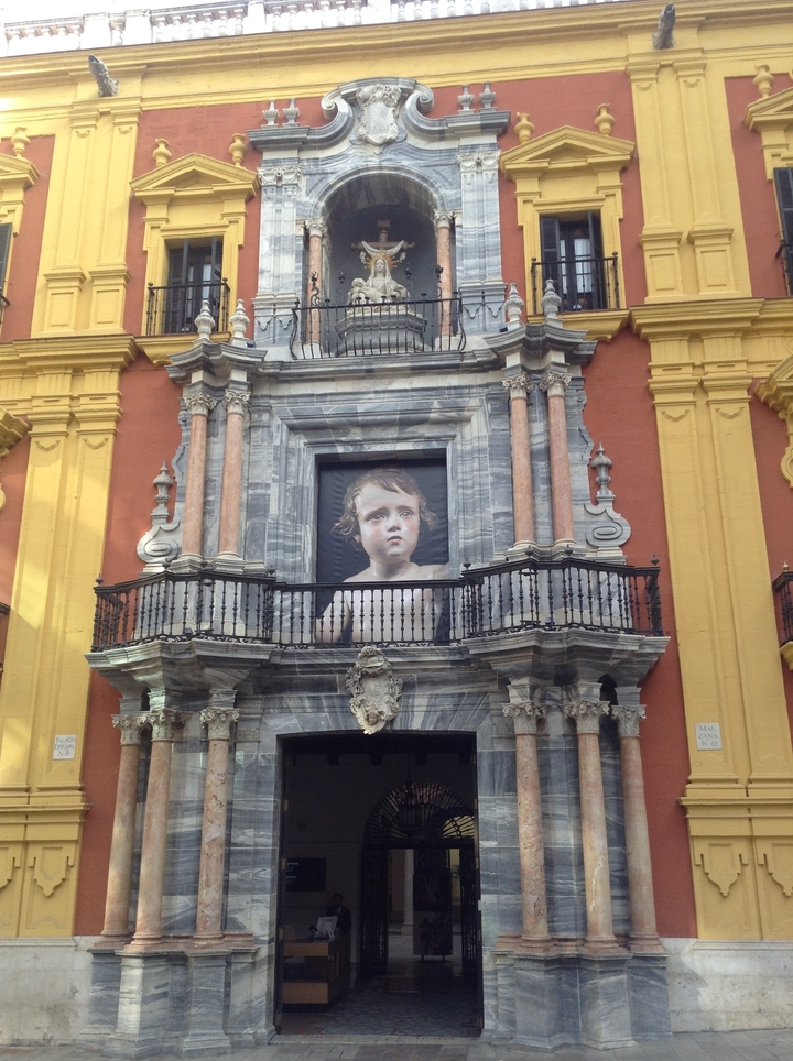 Façade décorative avec un grand portrait d'enfant.