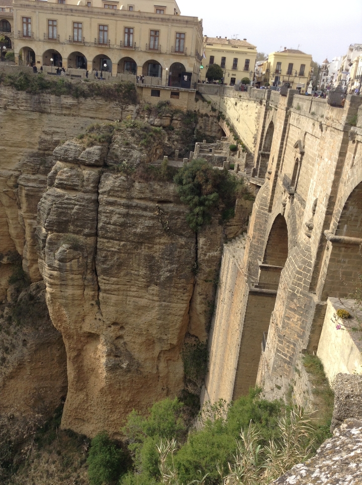 Gorge avec un pont de pierre impressionnant et de la verdure.