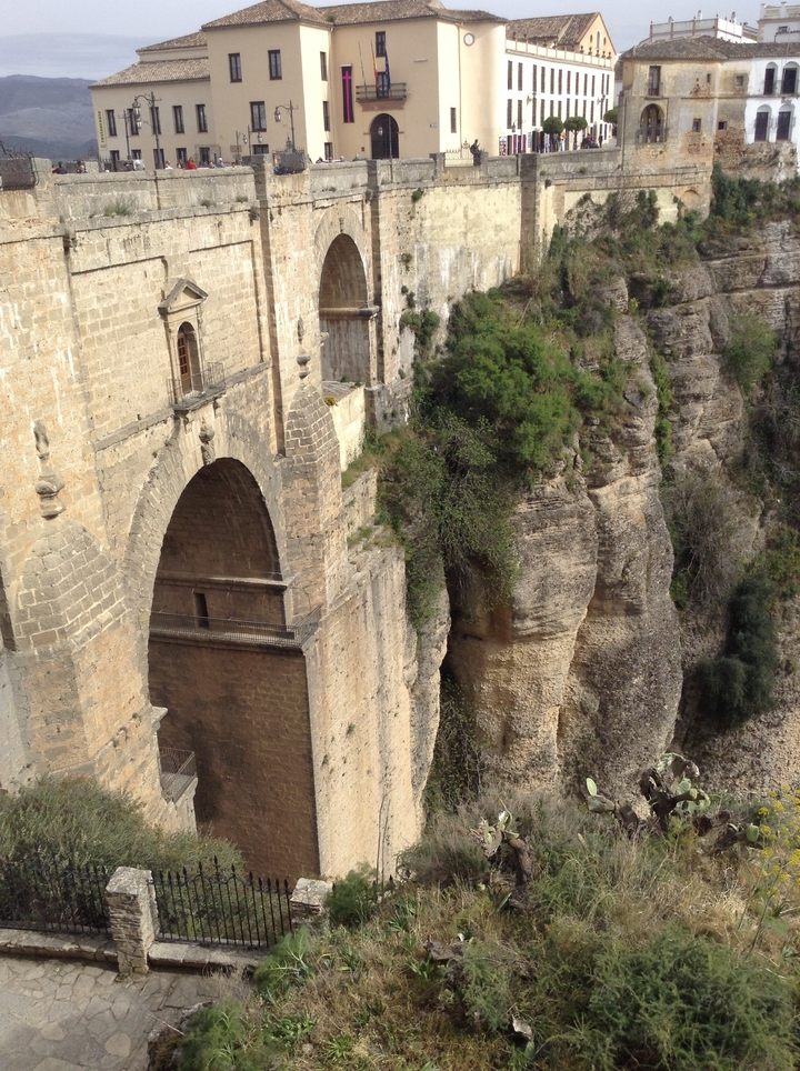 Vieux pont de pierre et falaises dans une gorge pittoresque.