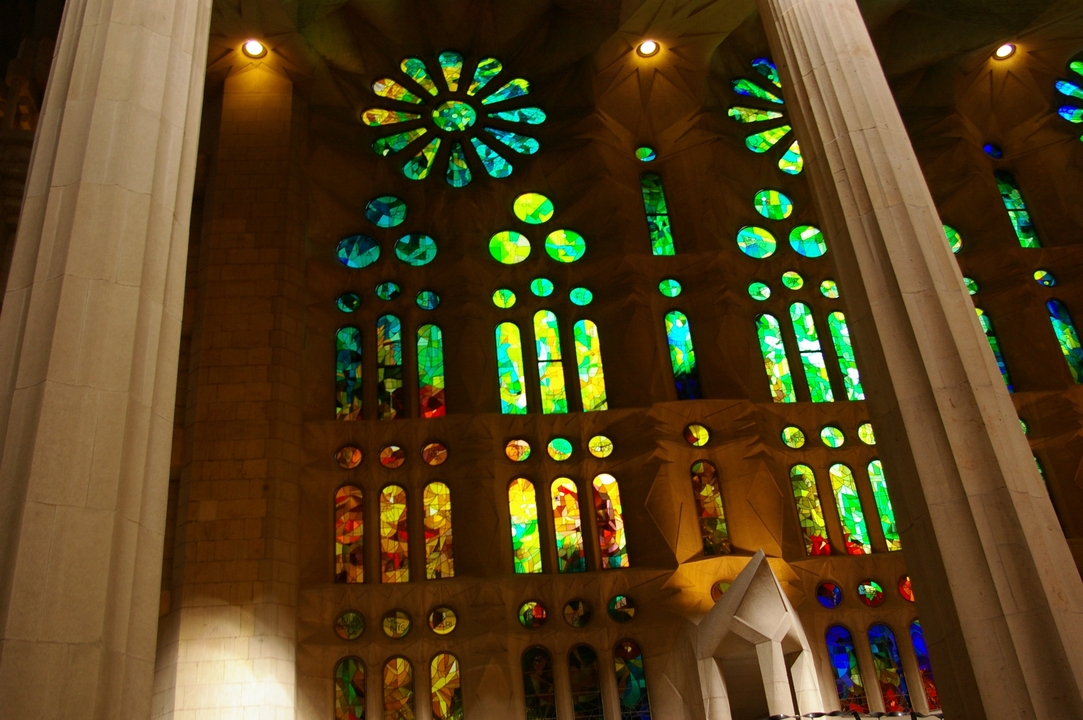 Vitraux colorés dans une cathédrale.