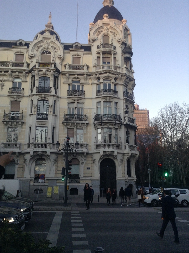 Bâtiment de grande hauteur avec des détails architecturaux ornés.