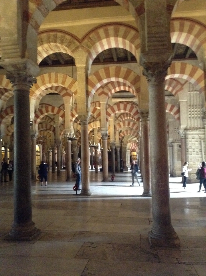 Intérieur d'une mosquée-cathédrale avec arcs et colonnes.