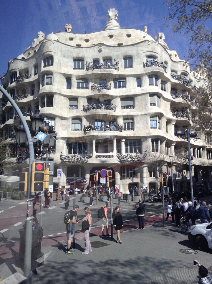 Bâtiment moderniste avec une façade en pierre ondulante.