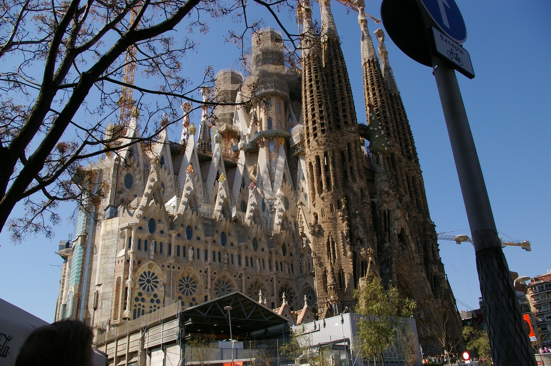 Cathédrale emblématique avec des grues dans les environs.